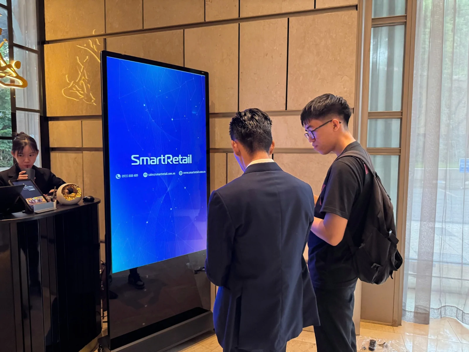 Màn Hình Quảng Cáo Chân đứng Smartretail