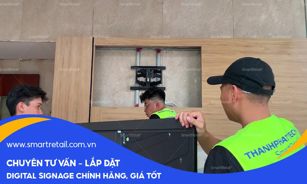 Đội kỹ thuật tiến hành thi công màn hình quảng cáo treo tường 