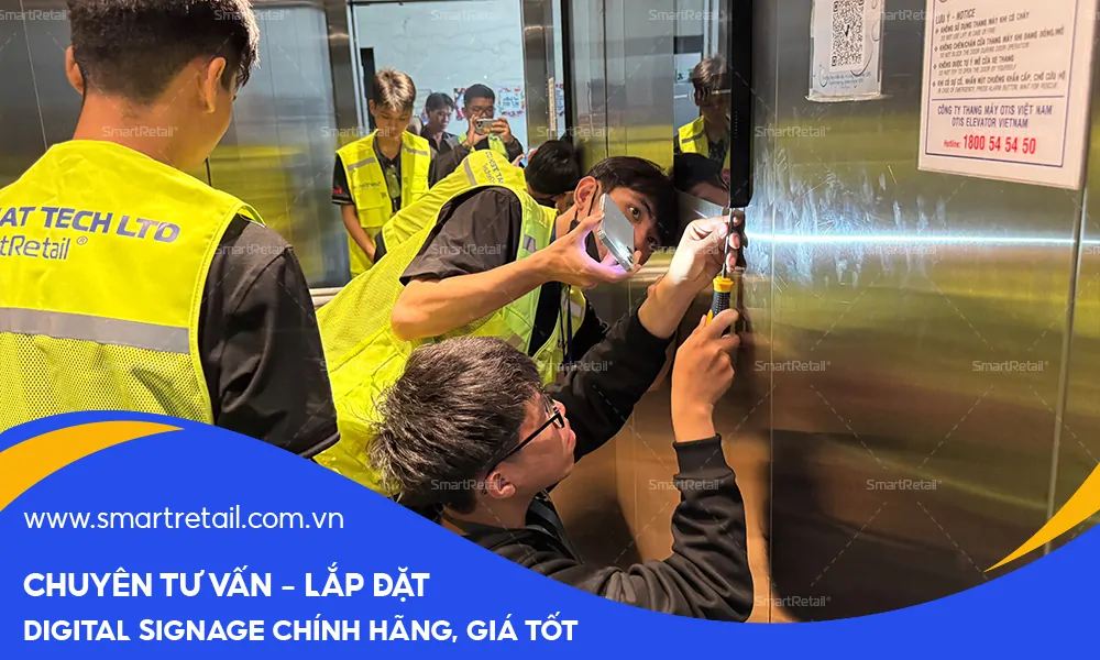 Đội kỹ thuật tiến hành thi công đo đạt màn hình gắn trong thang máy 