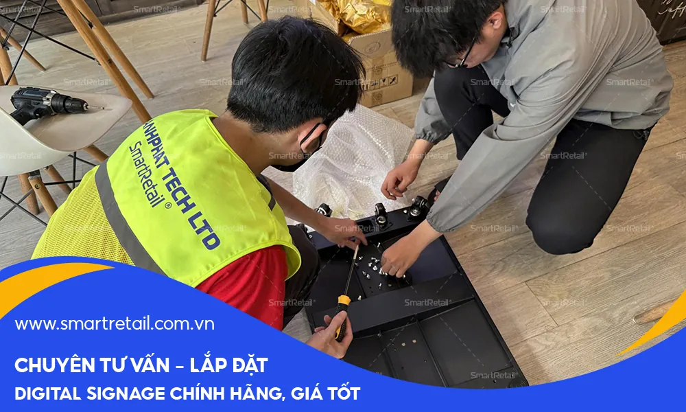 SmartRetail tận tâm hỗ trợ lắp đặt màn hình quảng cáo thông minh tại cửa hàng