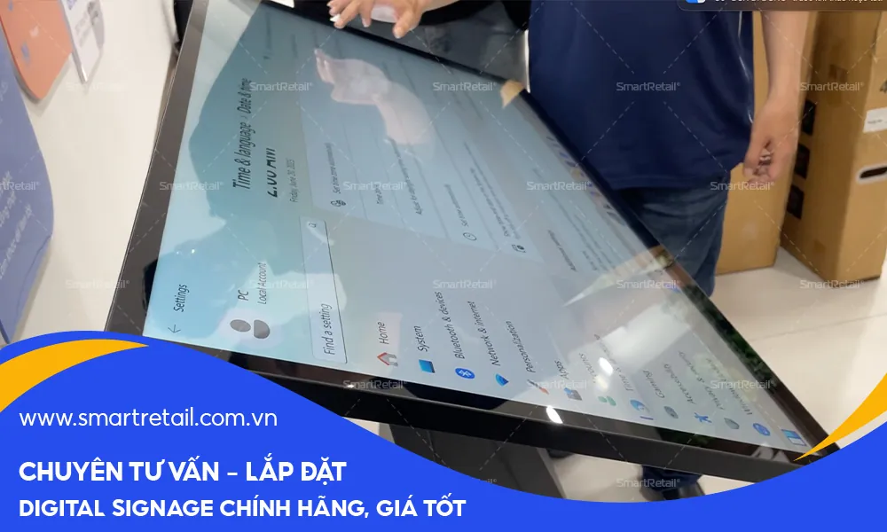 Màn hình cảm ứng chân quỳ tại Đại học FPT đang được kiểm tra và vận hành thử nghiệm
