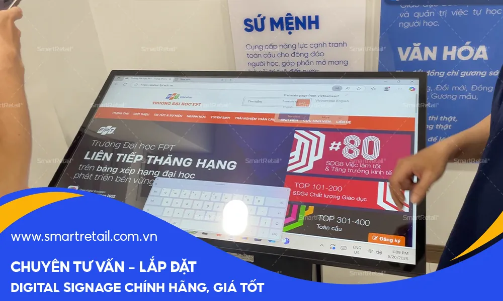Màn hình cảm ứng chân quỳ 43 inch sẵn sàng đưa vào hoạt động