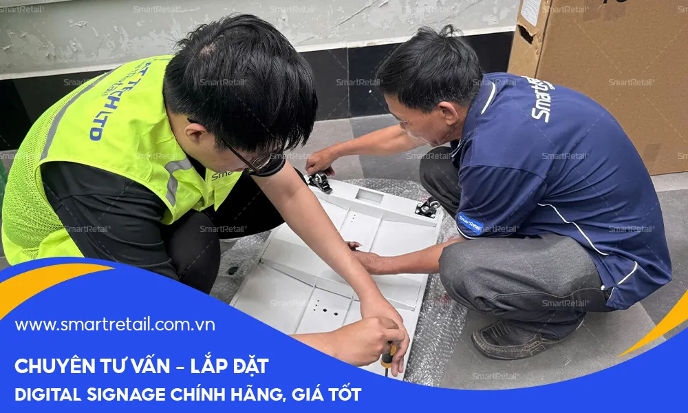 SmartRetail đang thi công lắp đặt màn hình tại bệnh viện