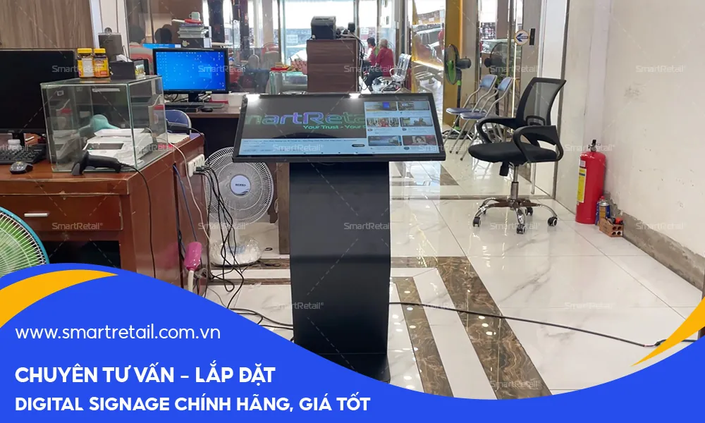 Màn hình chân quỳ hỗ trợ khách hàng tra cứu thông tin