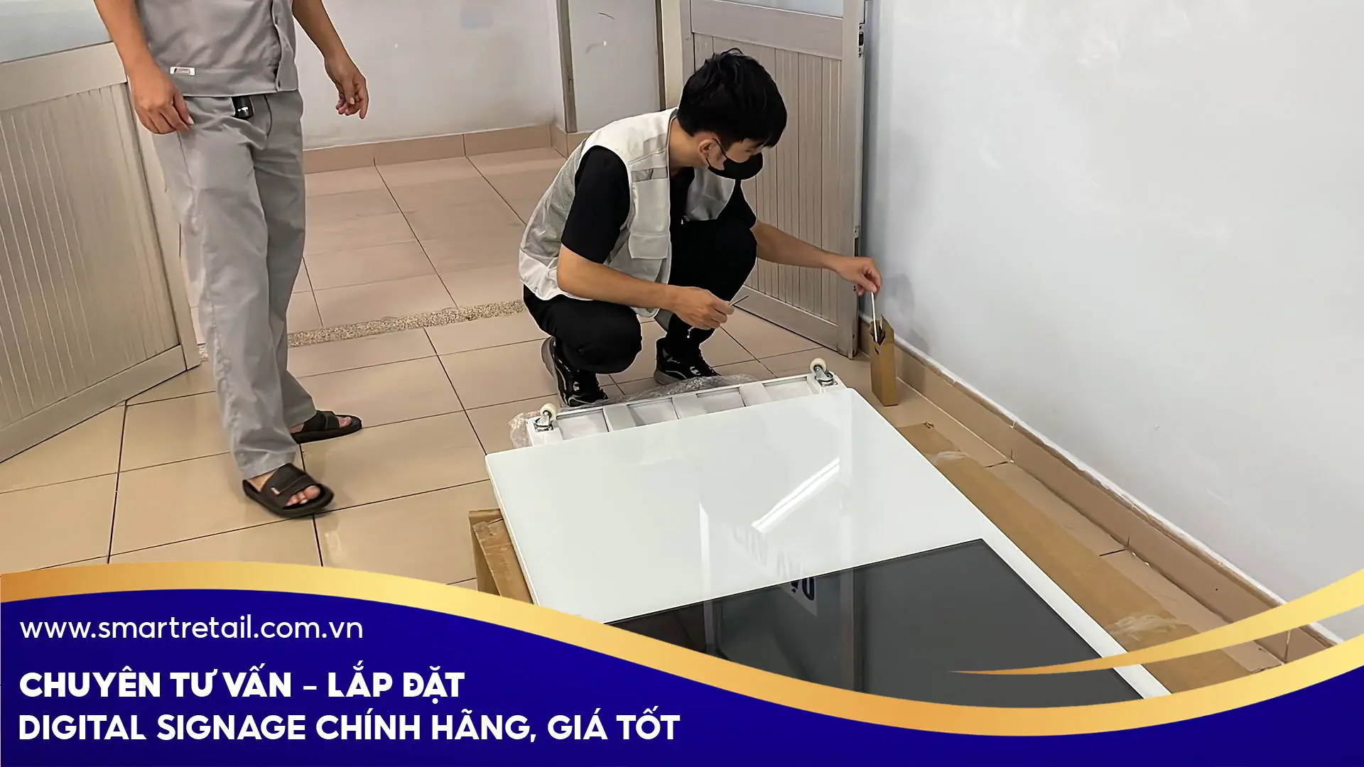 Kỹ thuật SmartRetail tiến hành lắp đặt màn hình chân đứng màu trắng 