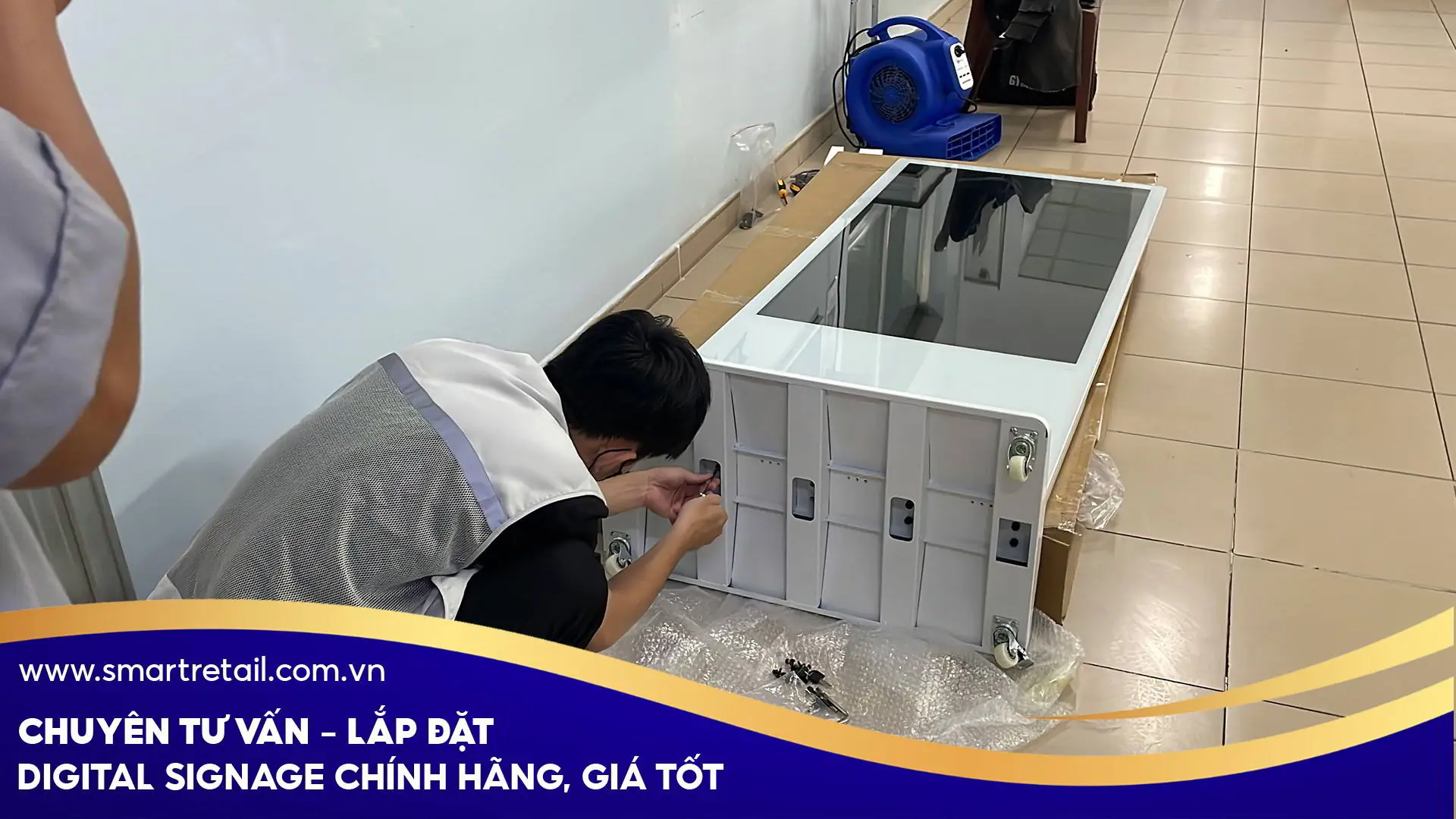 Lắp đặt màn hình quảng cáo chân đứng màu trắng tại Hải Việt Havico