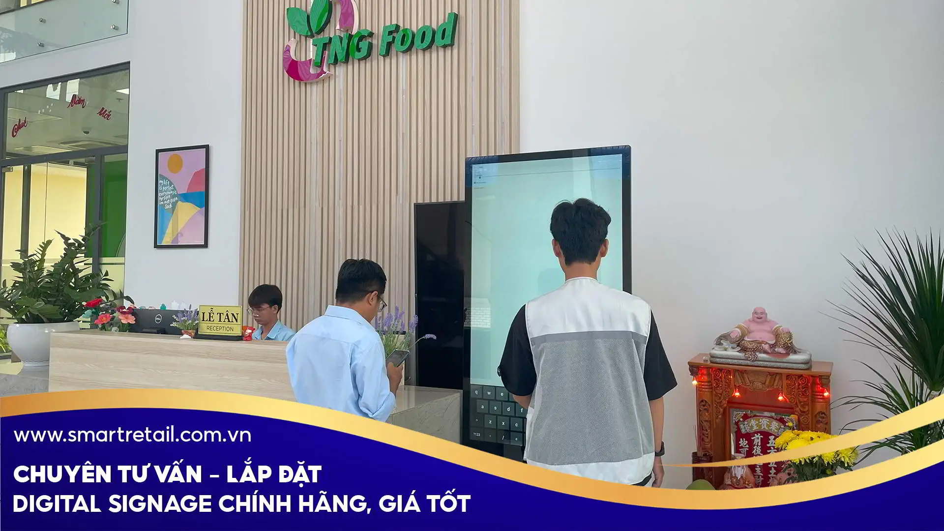 Màn hình chân đứng lắp đặt tại TNG Food | SmartRetail  Màn hình quảng cáo chân đứng màu đen giá tốt | SmartRetail