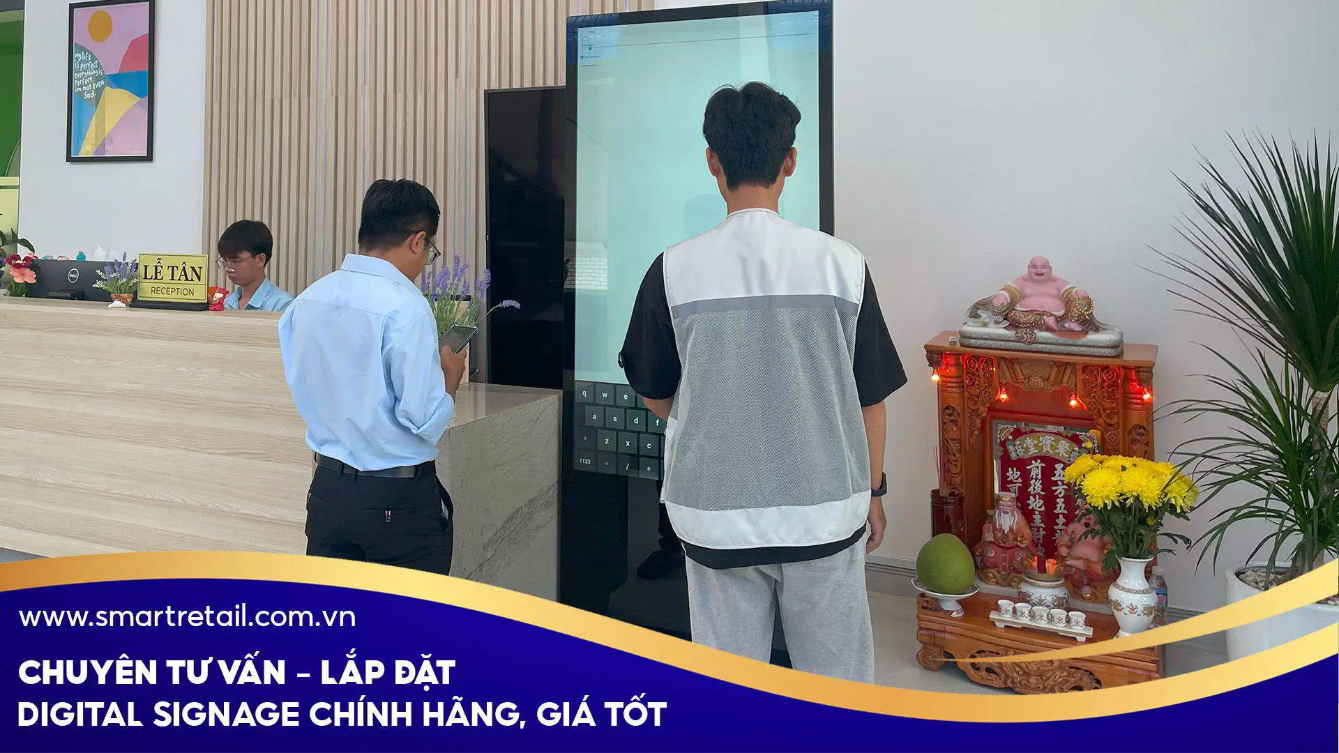 Màn hình chân đứng lắp đặt tận nơi giá tận xưởng | SmartRetail  Màn hình chân đứng màu đen bảo hành 24 tháng