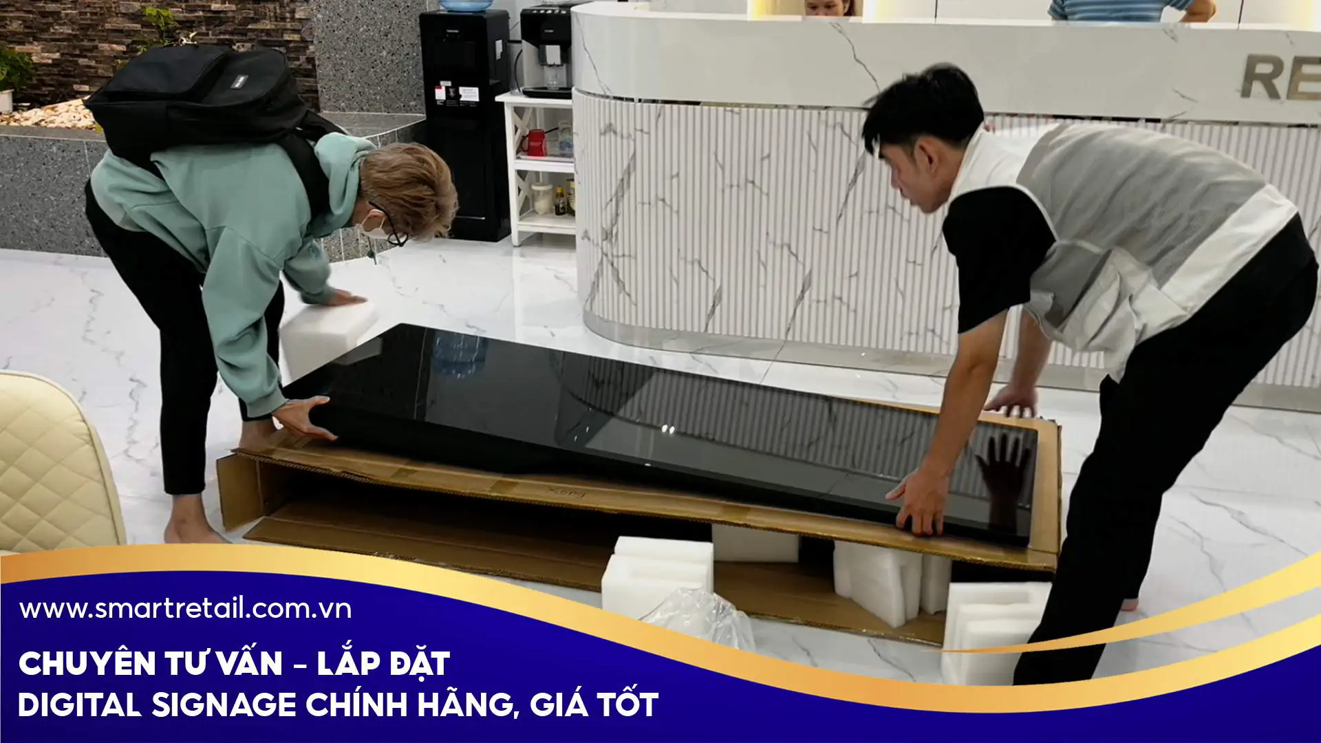 Màn hình chân đứng phù hợp cho quầy lễ tân 