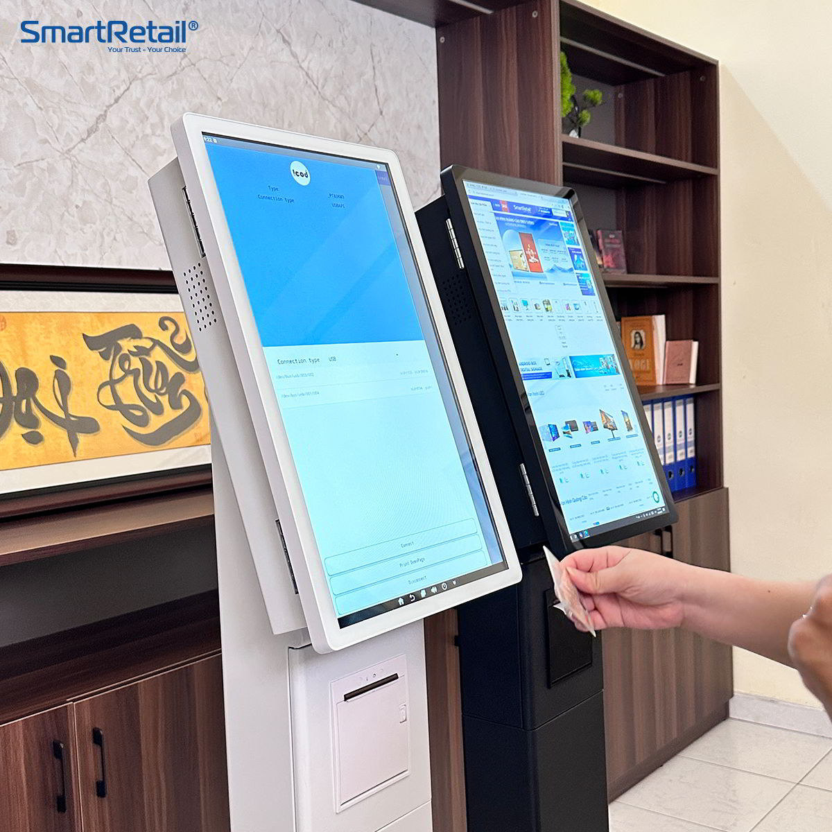 Kiosk Tu Phuc Vu 21.5 Inch Mau Trang Moi