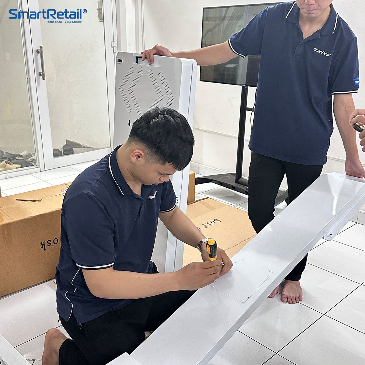 Kiosk Tu Phuc Vu 21.5 Inch Mau Trang