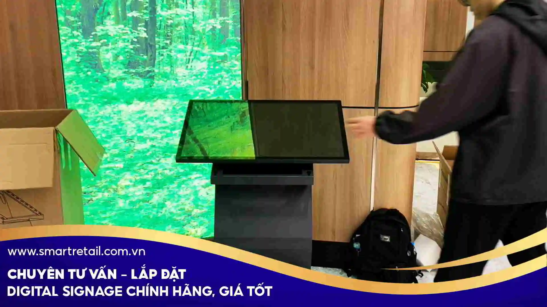 Hình ảnh sản phẩm màn hình cảm ứng chân quỳ 32 inch tại địa điểm khách hàng | SmartRetail  Hình ảnh sản phẩm màn hình cảm ứng chân quỳ 32 inch