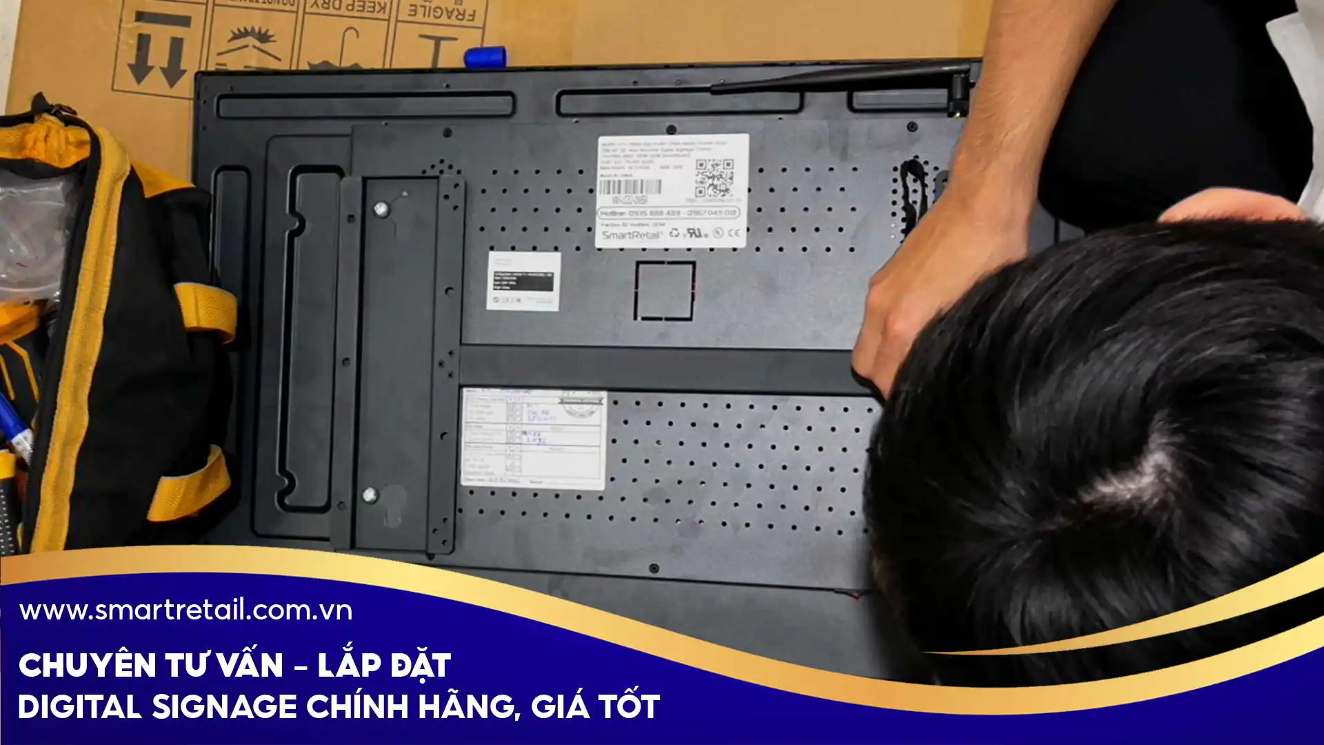 Màn hình quảng cáo treo tường LCD tại The Beast | SmartRetail Mặt sau màn hình treo tường LCD