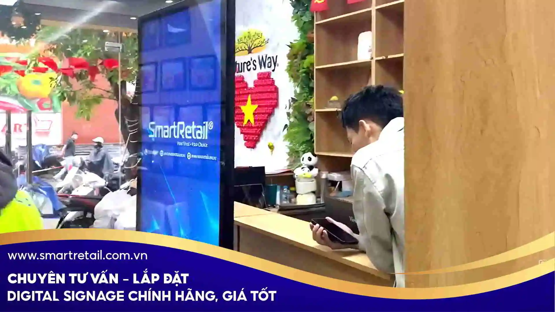 Vì sao Master Bee lựa chọn màn hình quảng cáo chân đứng 50 inch | SmartRetail Vì sao Master Bee lựa chọn màn hình quảng cáo chân đứng 50 inch