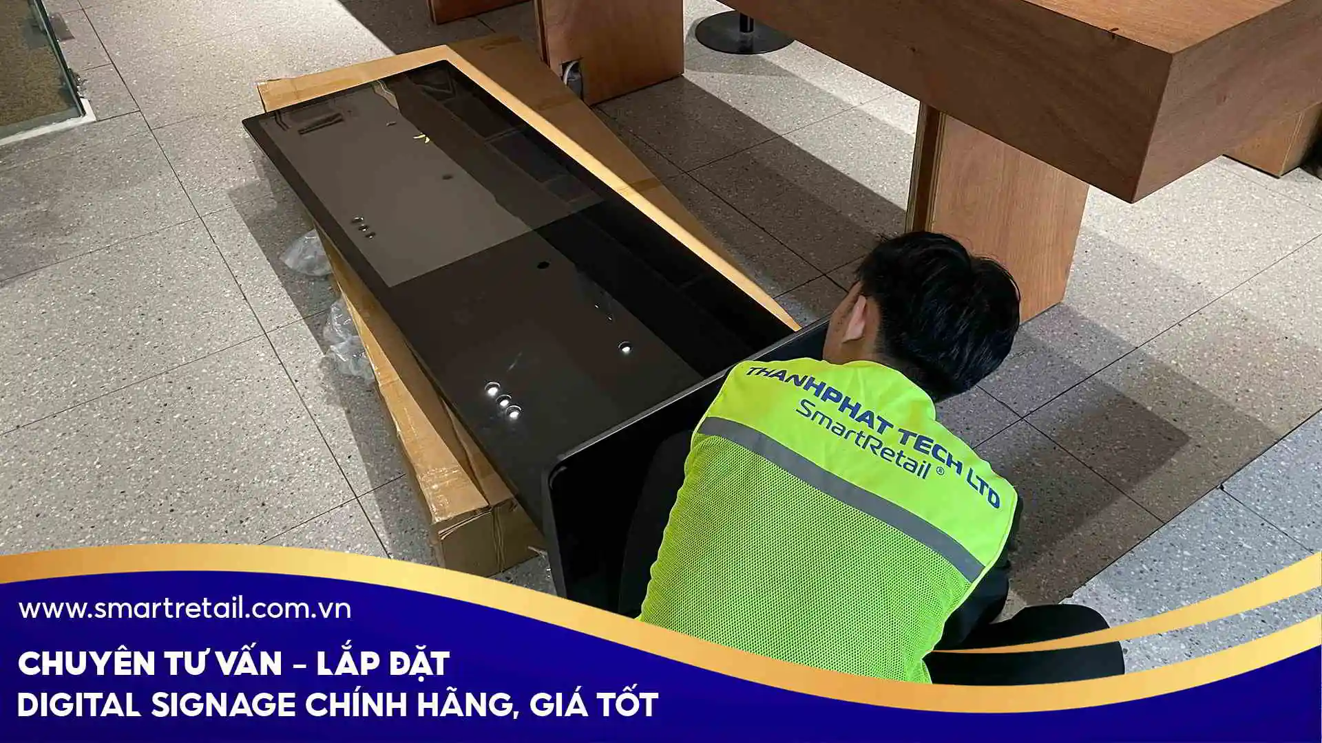 Đội ngũ kỹ thuật đang chuẩn bị lắp đặt Standee Điện Tử | SmartRetail Đội ngũ kỹ thuật đang chuẩn bị lắp đặt Standee Điện tử