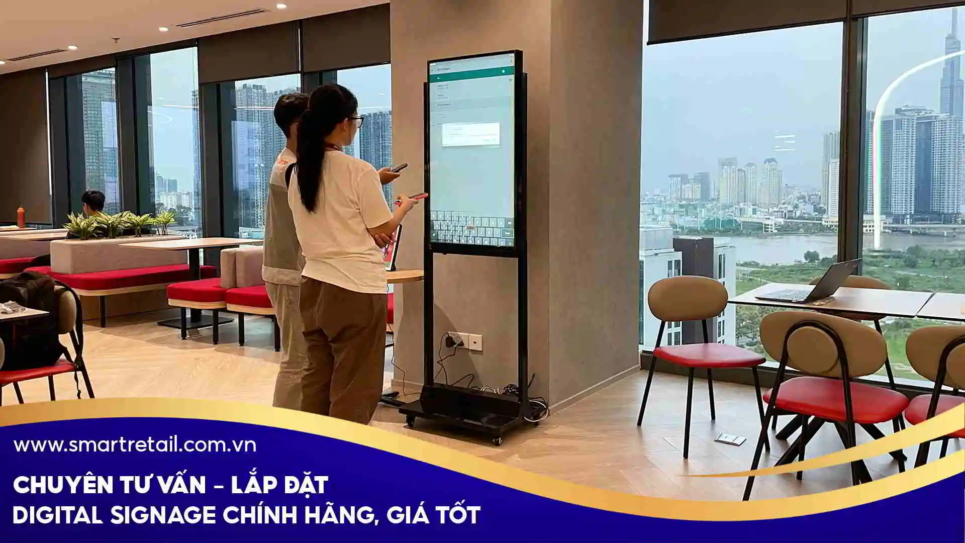Lắp đặt màn hình quảng cáo chân đứng tại khu vực văn phòng | SmartRetail Lắp đặt màn hình quảng cáo chân đứng tại khu vực văn phòng